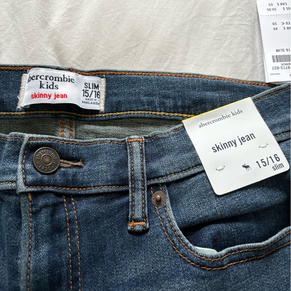 NWT Abercrombie kids distressed knee skinny jeans medium blue size 15/16 slim - Picture 3 of 7